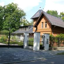 building of the American Academy in Berlin viewed from outside a gate